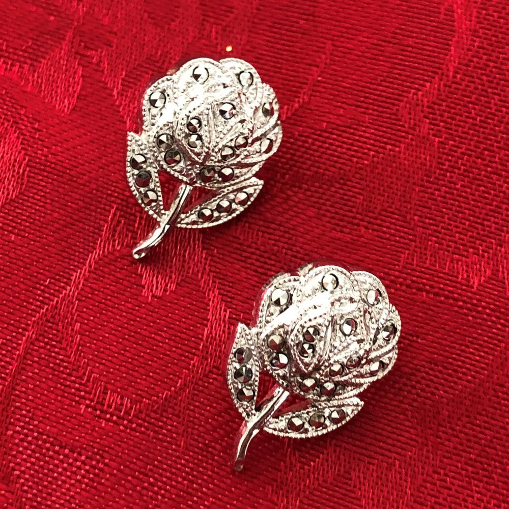 Ladies stud earrings with a dainty flower design
